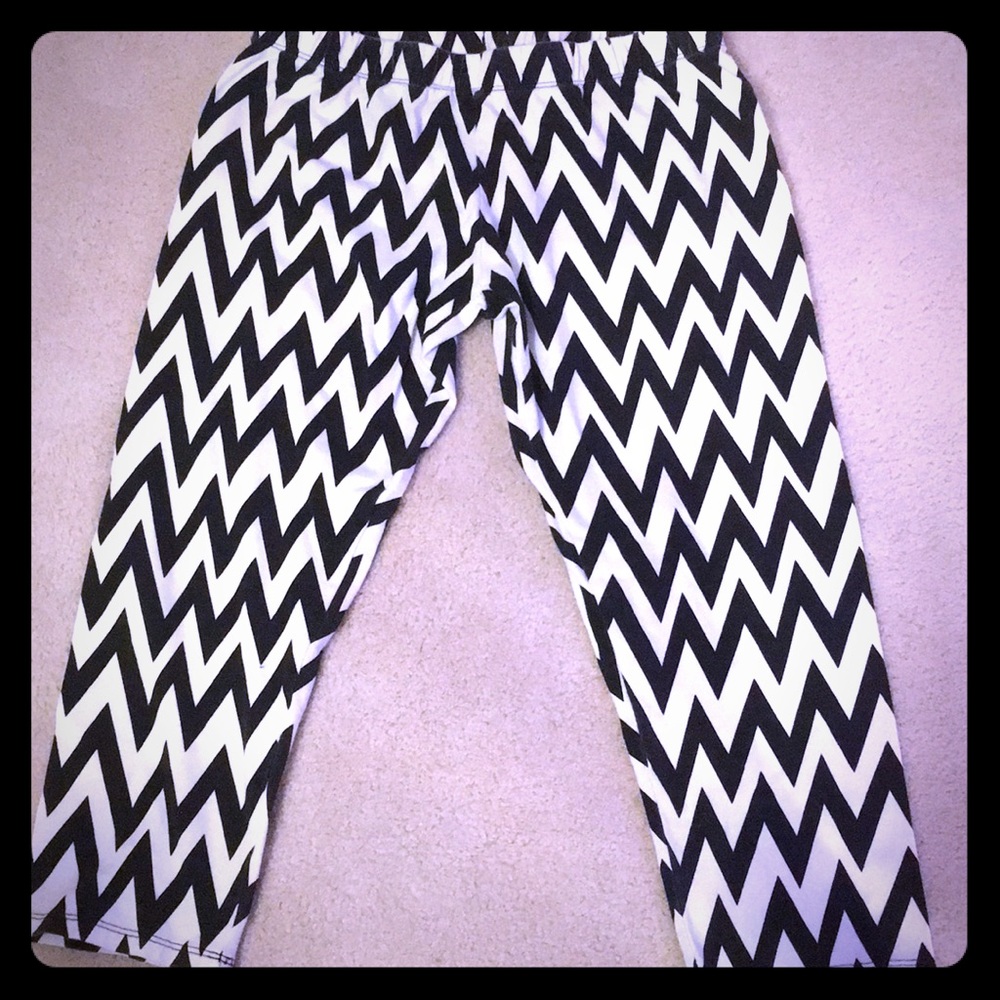 Black and white zig zag capri leggings
